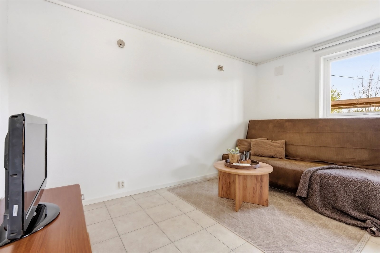 Under dobbelgarasjen finnes en stor og romslig bod på 42 m². Galleribilde