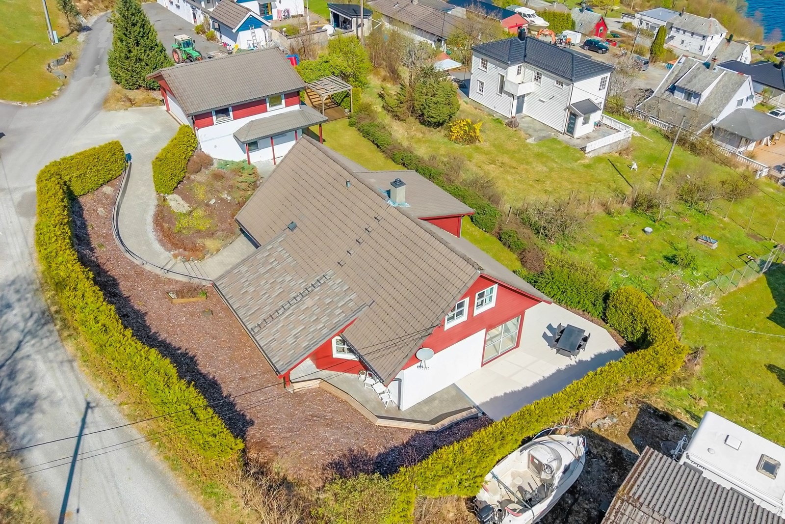 Fantastisk enebolig med romslige utearealer, dobbelgarasje og stor bod - perfekt for familien som ønsker god plass både ute og inne. Galleribilde