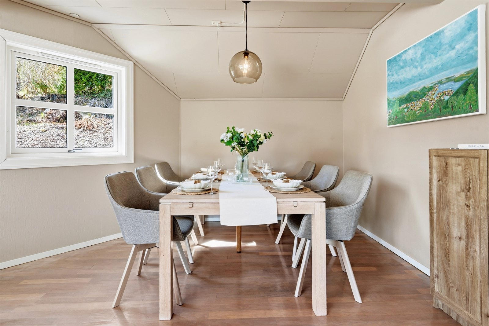 Perfekt spisesone med god plass til samlinger med venner og familie. En sosial og innbydende spisesone, perfekt for både hverdagsmåltider og selskap. Galleribilde