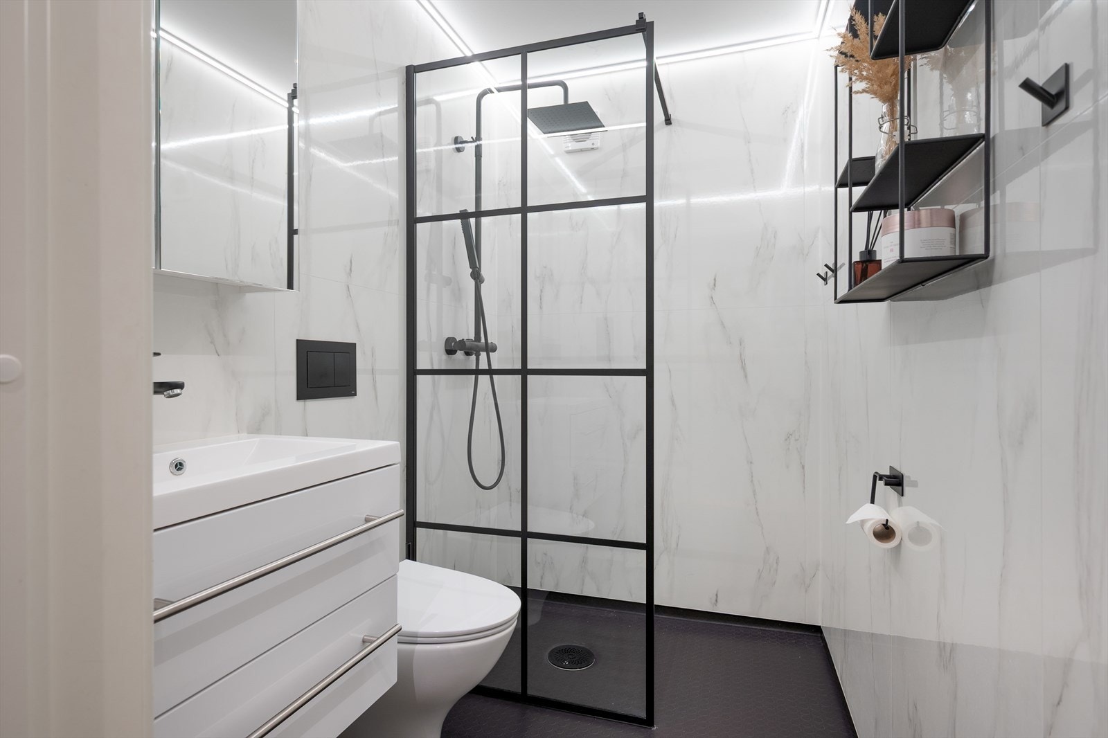 Pent bad med dusjhjørne, heldekkende servant og wc. Galleribilde