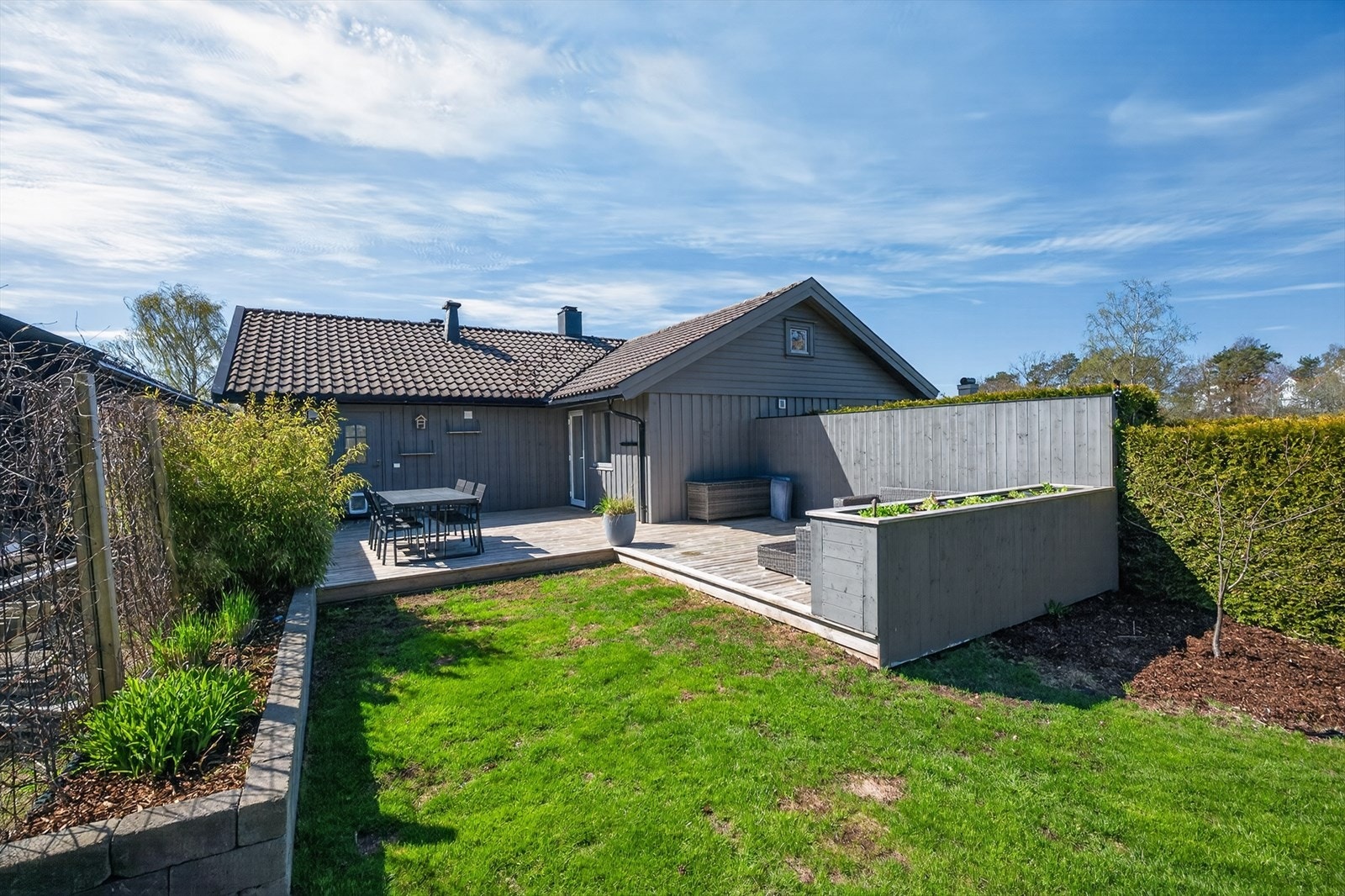 Skjermet og solrik uteplass Galleribilde