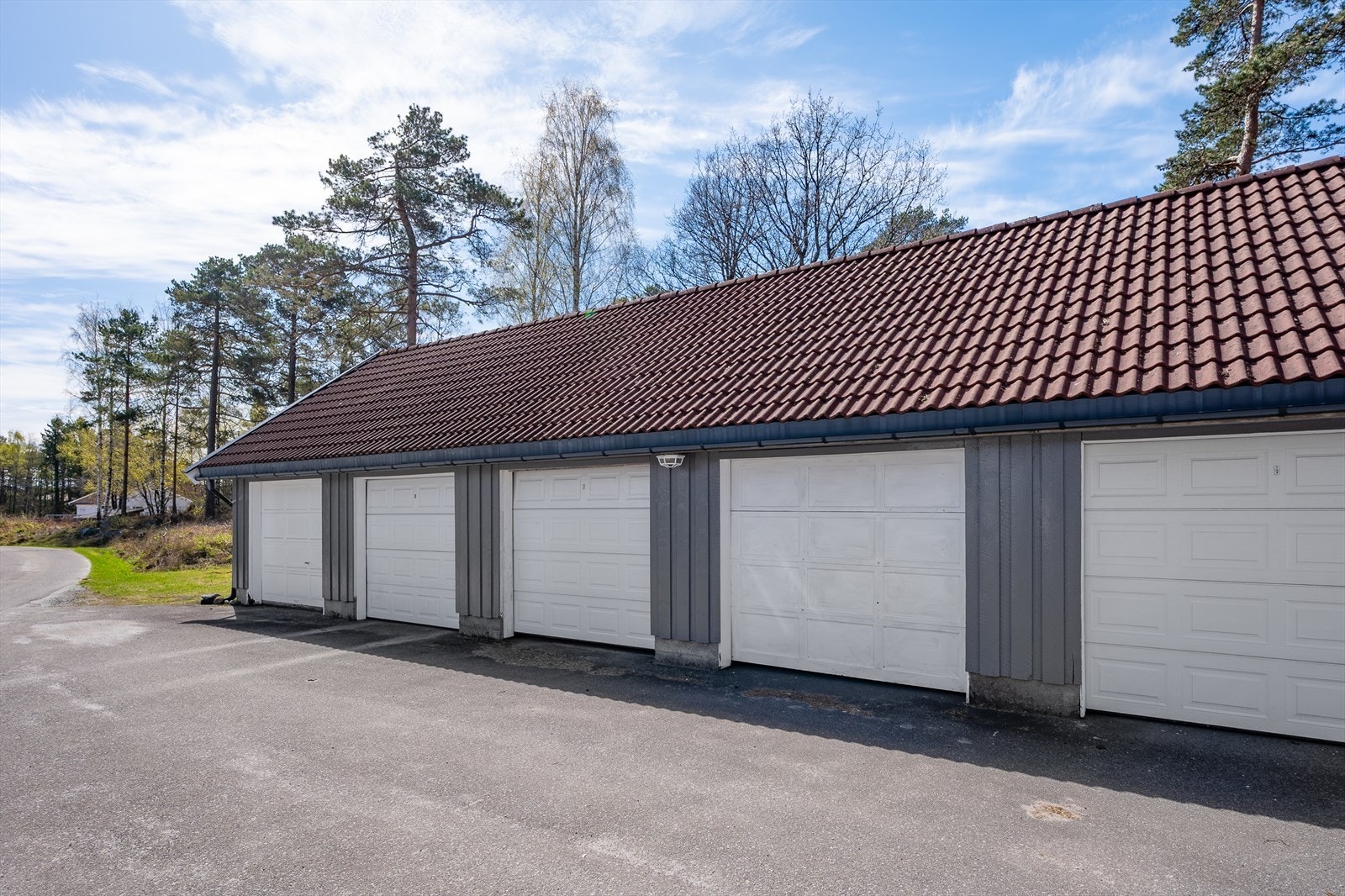 Det medfølger en garasje i rekke Galleribilde
