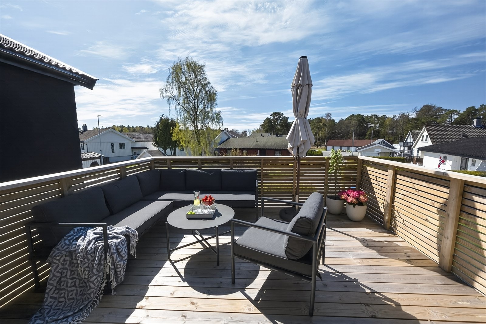 Meget romslig veranda med god plass til utemøblement. Gode solforhold! Galleribilde