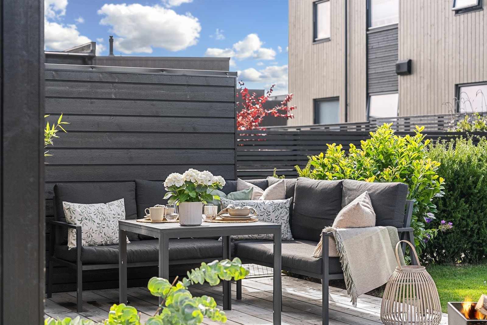 Terrassen har god plass til en romslig sittegruppe. Levegg i tre skjermer mot naboen. Galleribilde