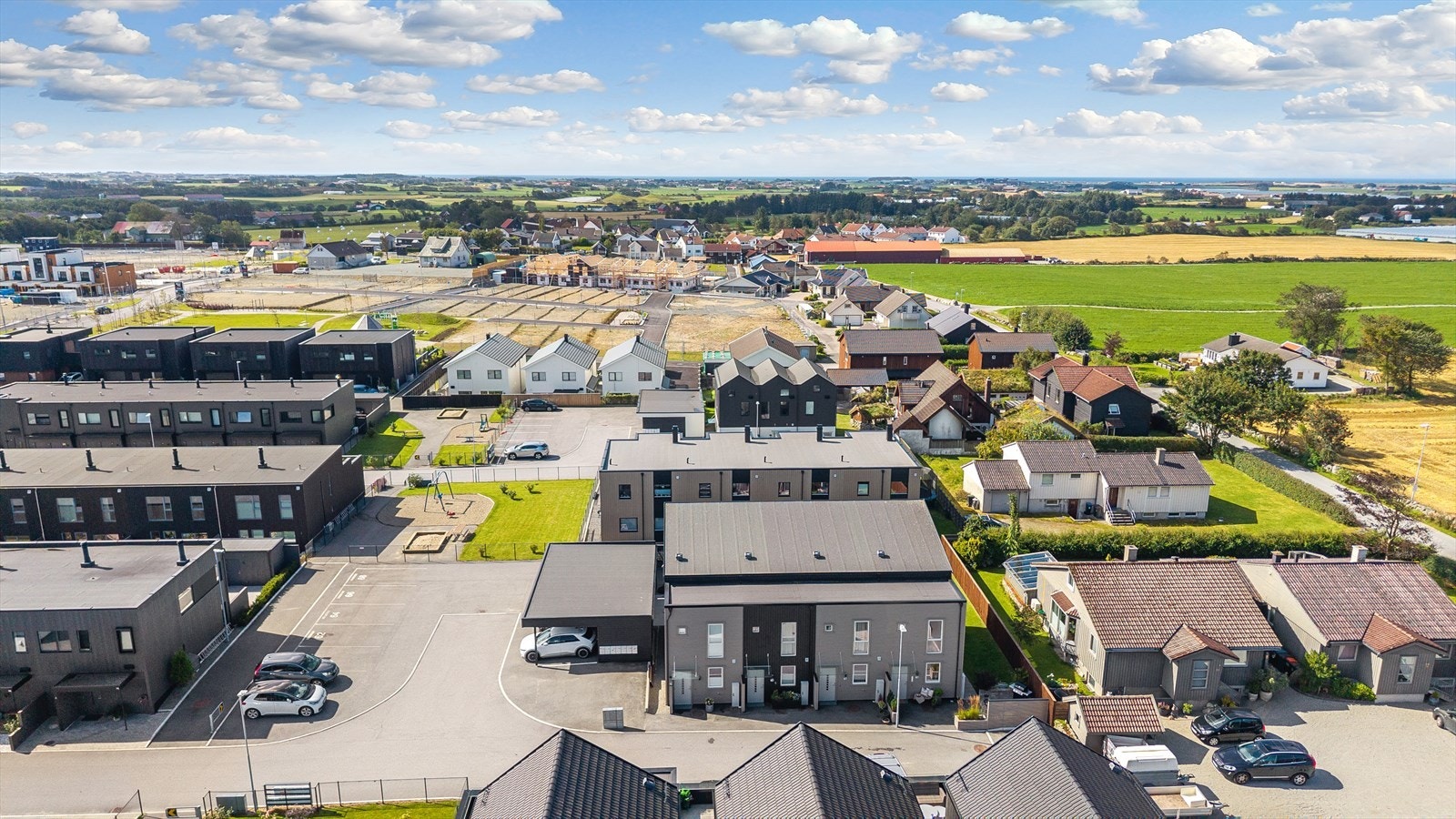 Området er i utvikling, med en blanding av ny og etablert bebyggelse. Galleribilde