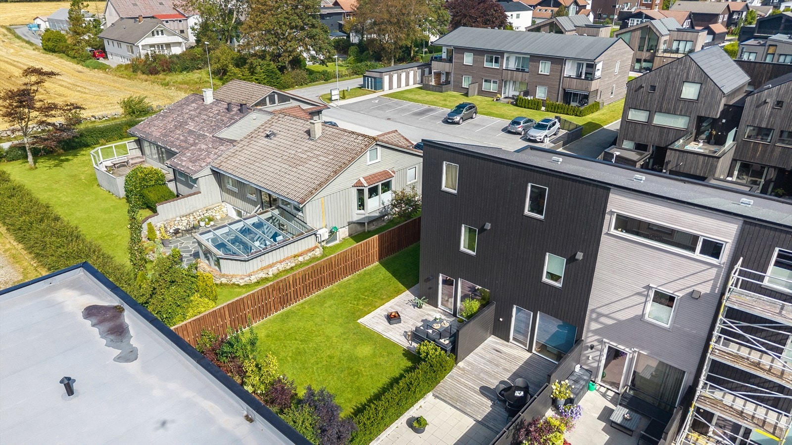 Den private hagen grenser mot etablert nabobebyggelse. Galleribilde