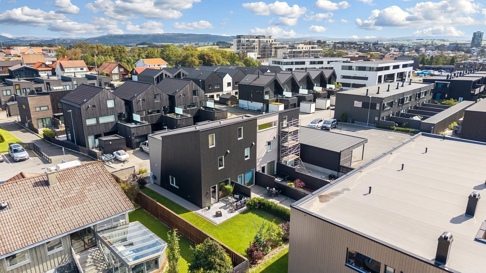 Fra boligen er det gangavstand til både barnehage og skole, som Tjøttaparken Fus barnehage (4 min) og Tu skule (10 min). Galleribilde