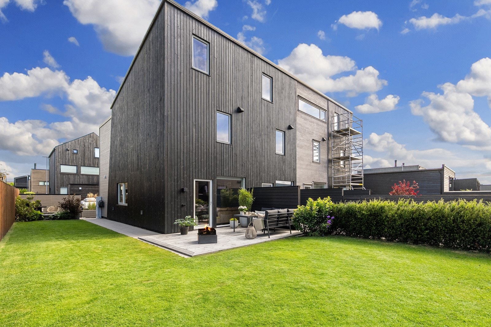 Boligen har en pent opparbeidet hage og en romslig terrasse. Som endebolig får du en privat og usjenert uteplass med gode solforhold. Galleribilde