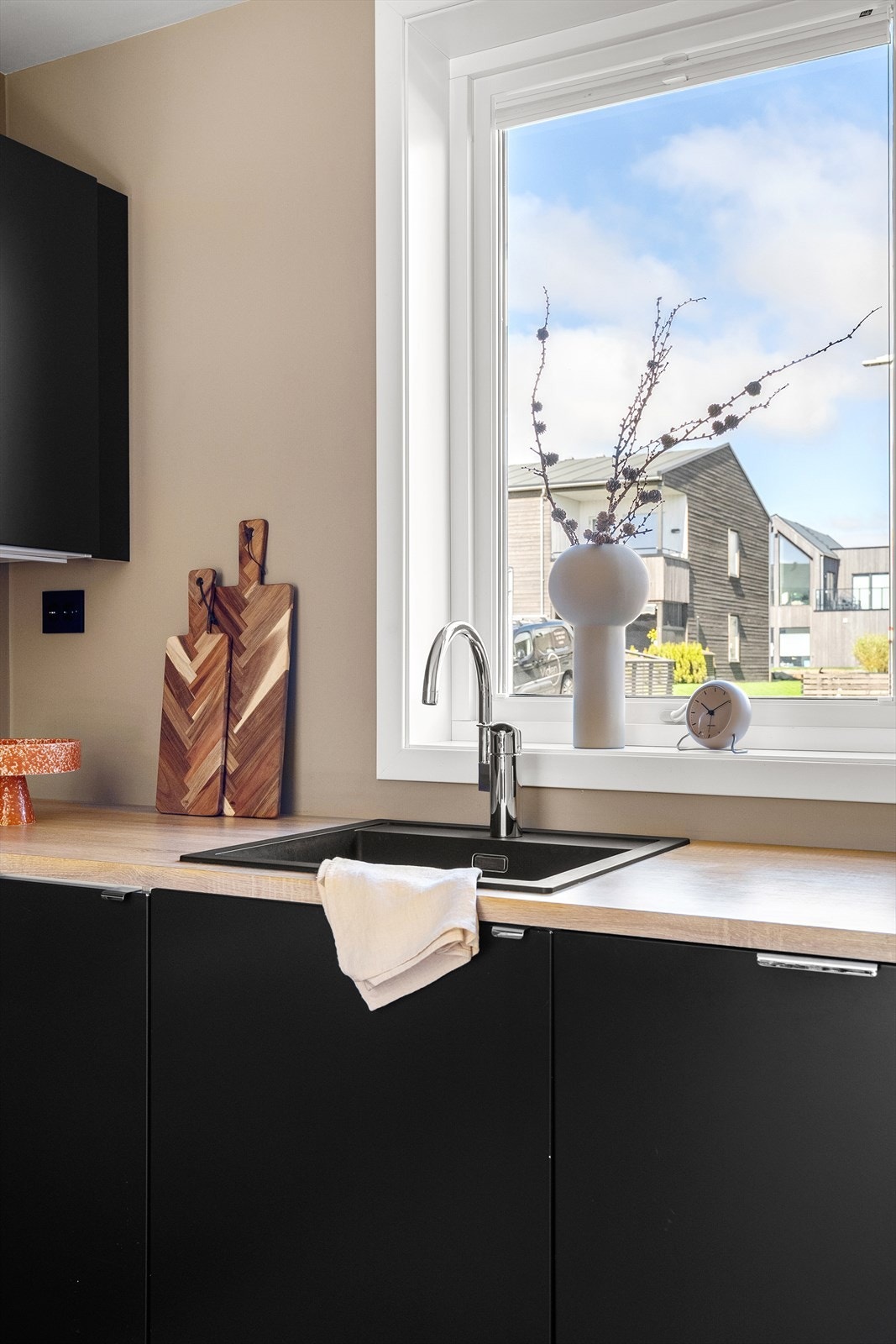 Kjøkkenet er utstyrt med ventilator med avtrekk ut, og komfyrvakt for ekstra sikkerhet. Galleribilde