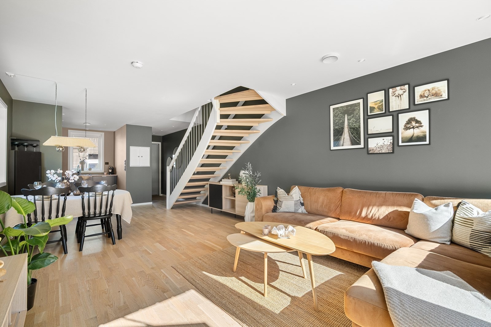 Stuen er romslig og har god plass til både sofagruppe og spisebord. Trappen med lakkerte trinn binder etasjene sammen. Galleribilde