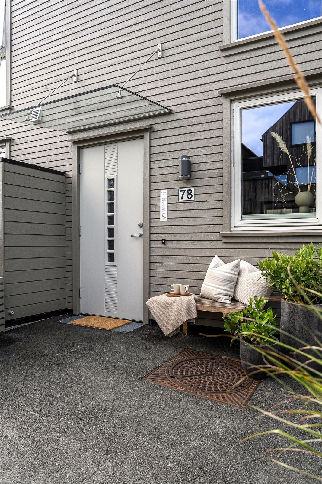 Boligen har egen parkeringsplass i felles carportanlegg, utstyrt med elbillader. Galleribilde
