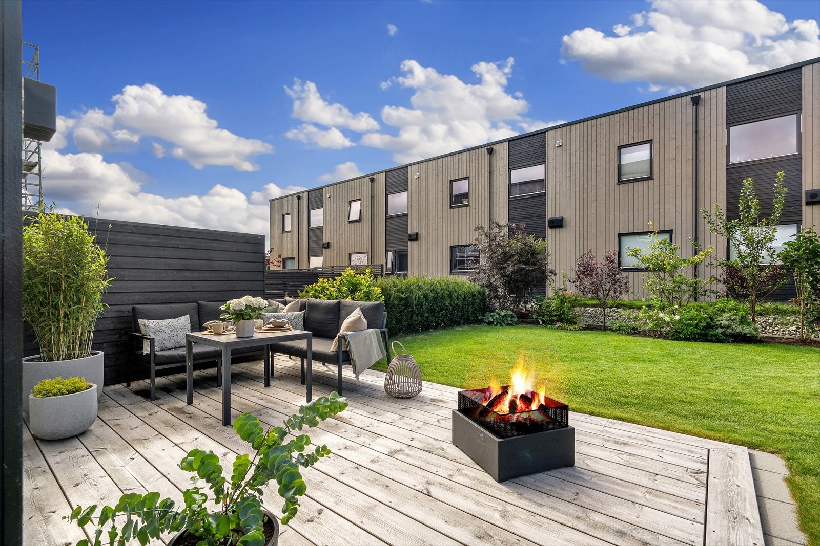 Uteplassen består av en treterrasse og en fin plen, perfekt for lek og sosiale sammenkomster. Galleribilde