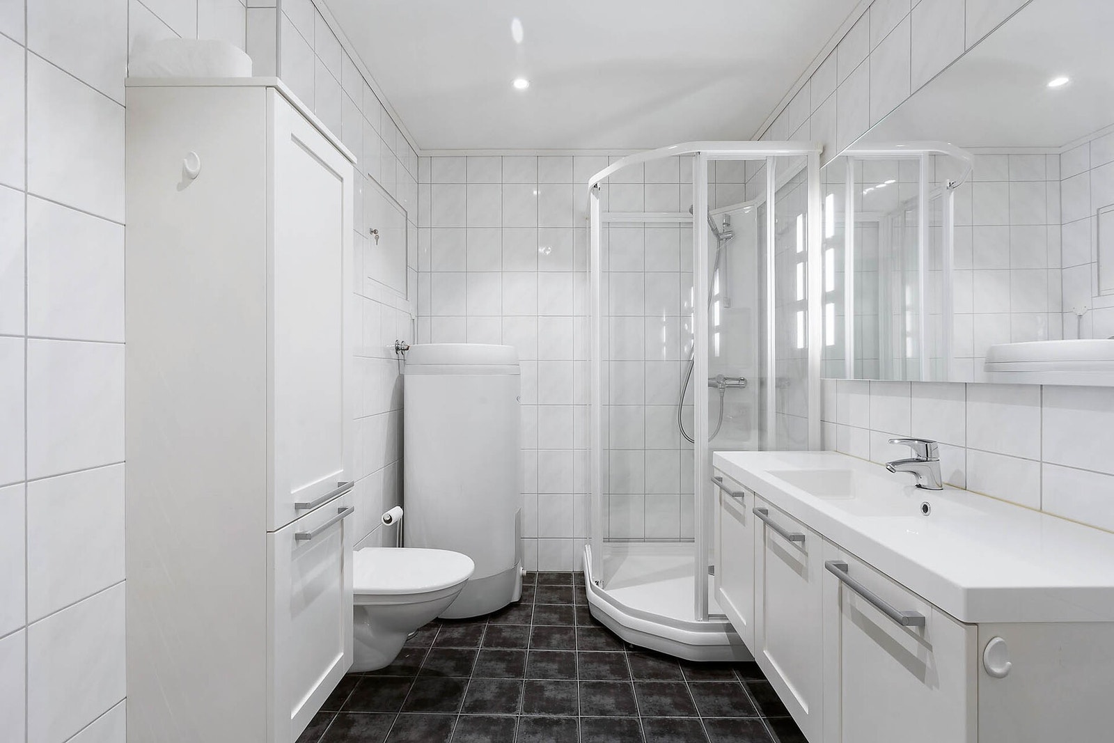 Badet er flislagt med varme i gulv. Godt med skapplass. Galleribilde