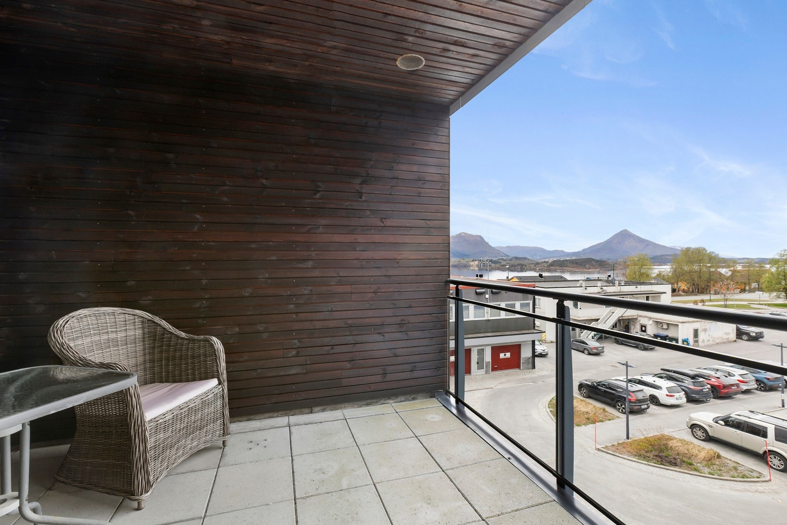 Overbygd veranda med glassrekkverk. (7 m2). Galleribilde