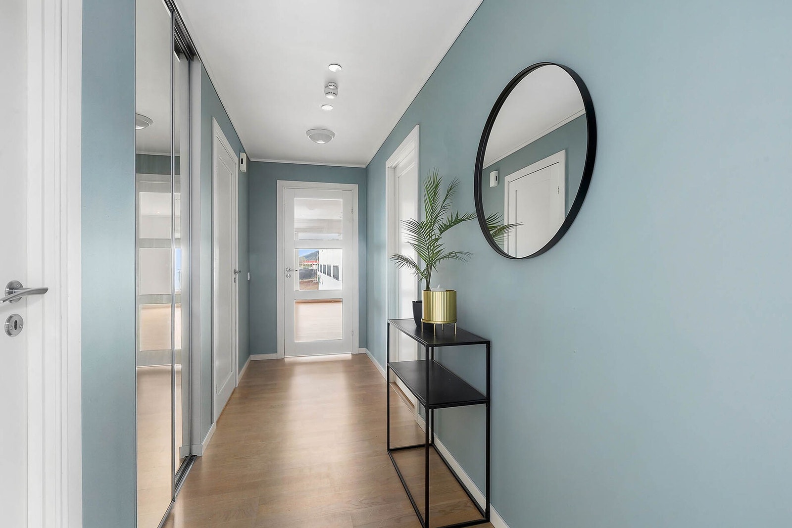 Innbydende entre med skyvedørsgarderobe. Galleribilde