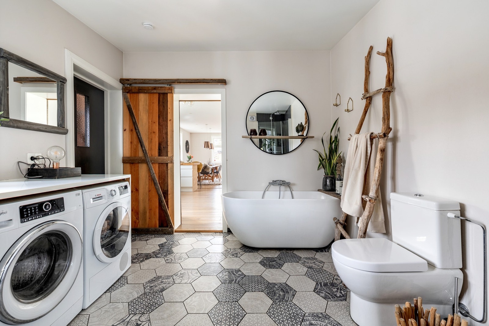 Badet i første etasje er av det romslige slaget og er pent innredet. Det er rikelig med oppbevaringsplass i skuffer og skap, og det er avsatt plass til vaskemaskin og tørketrommel. Galleribilde