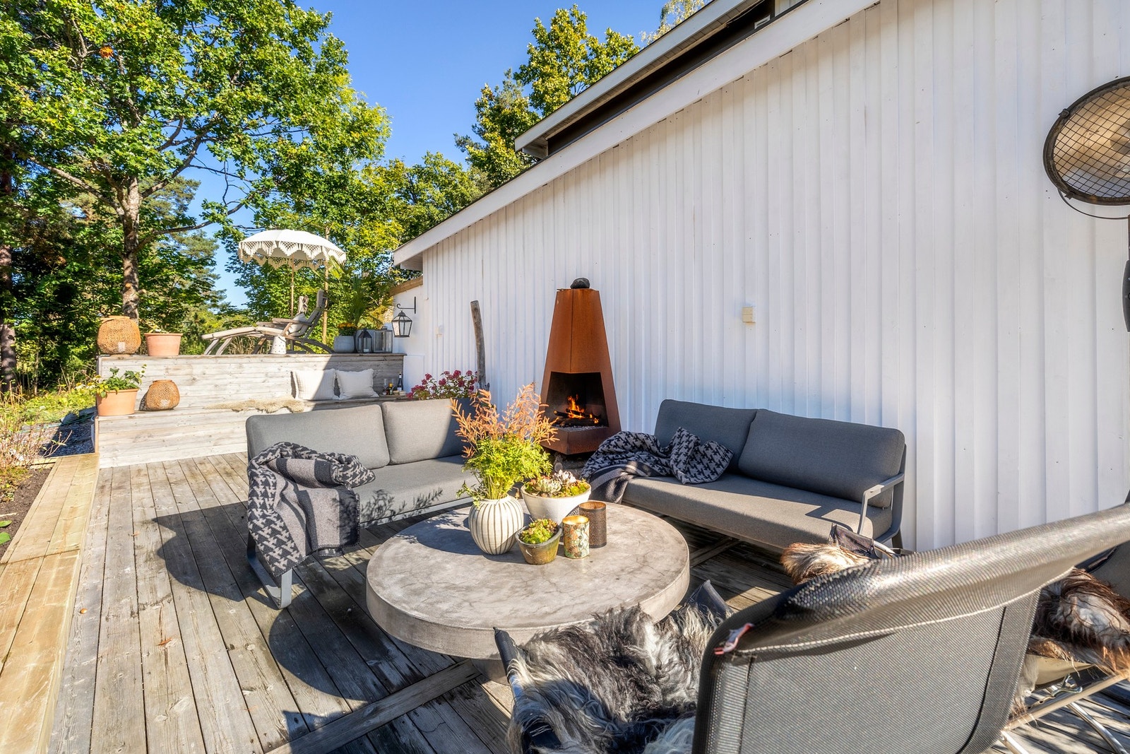 Det er etablert en terrasse på ca. 33 kvm ved inngangspartiet og to terrasseplattinger i hagen på ca. 10 kvm og ca. 15 kvm. Galleribilde
