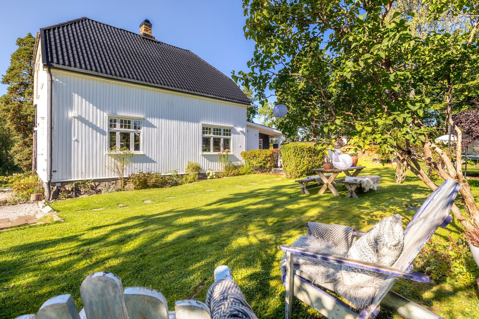 Den store hagen rammes inn av flotte trær og grønne omgivelser som gir både privatliv og en lun atmosfære. Galleribilde