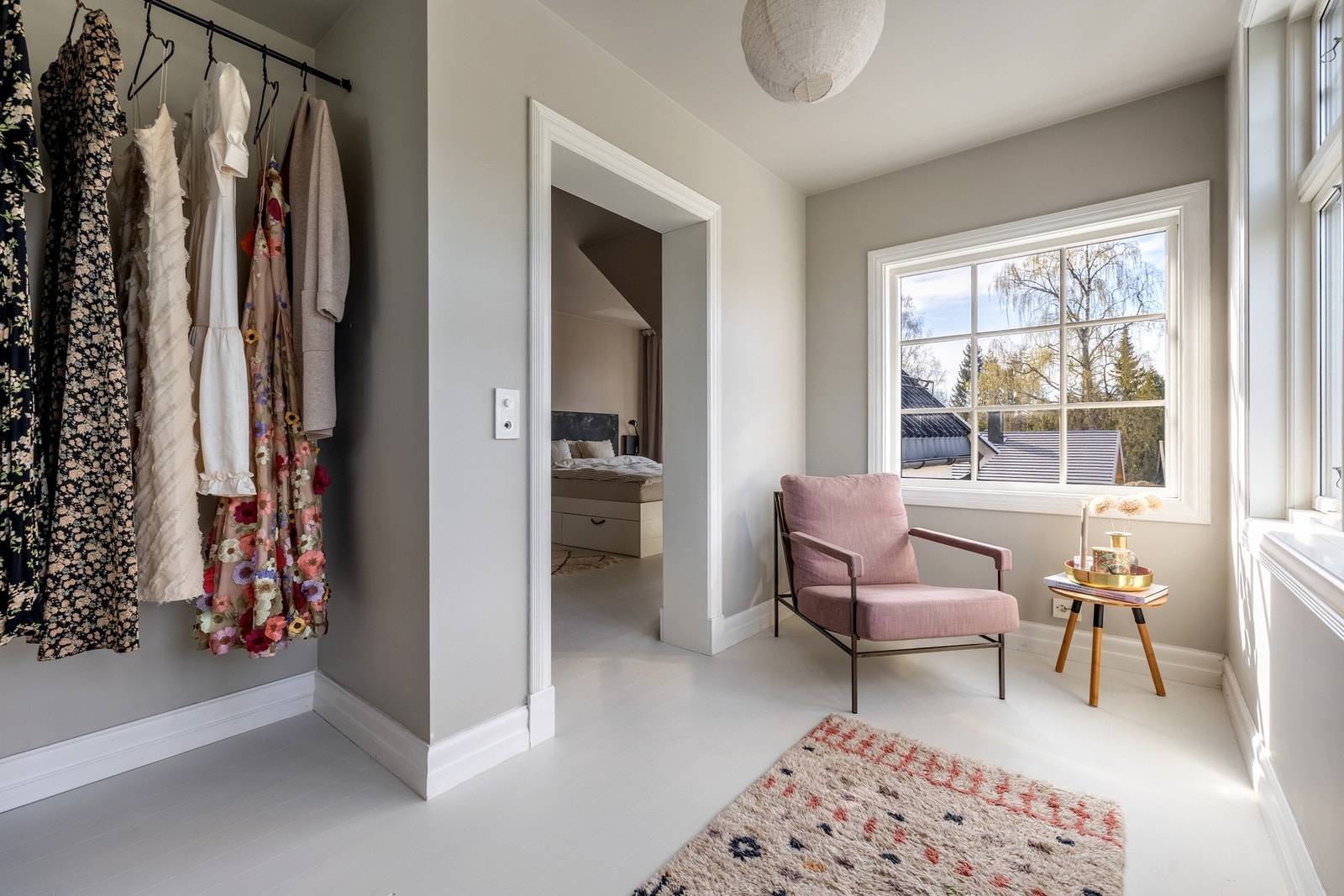 Ett av soverommene har utbygget garderobe med store vindusflater med utsikt over Kolbotnvannet. Galleribilde