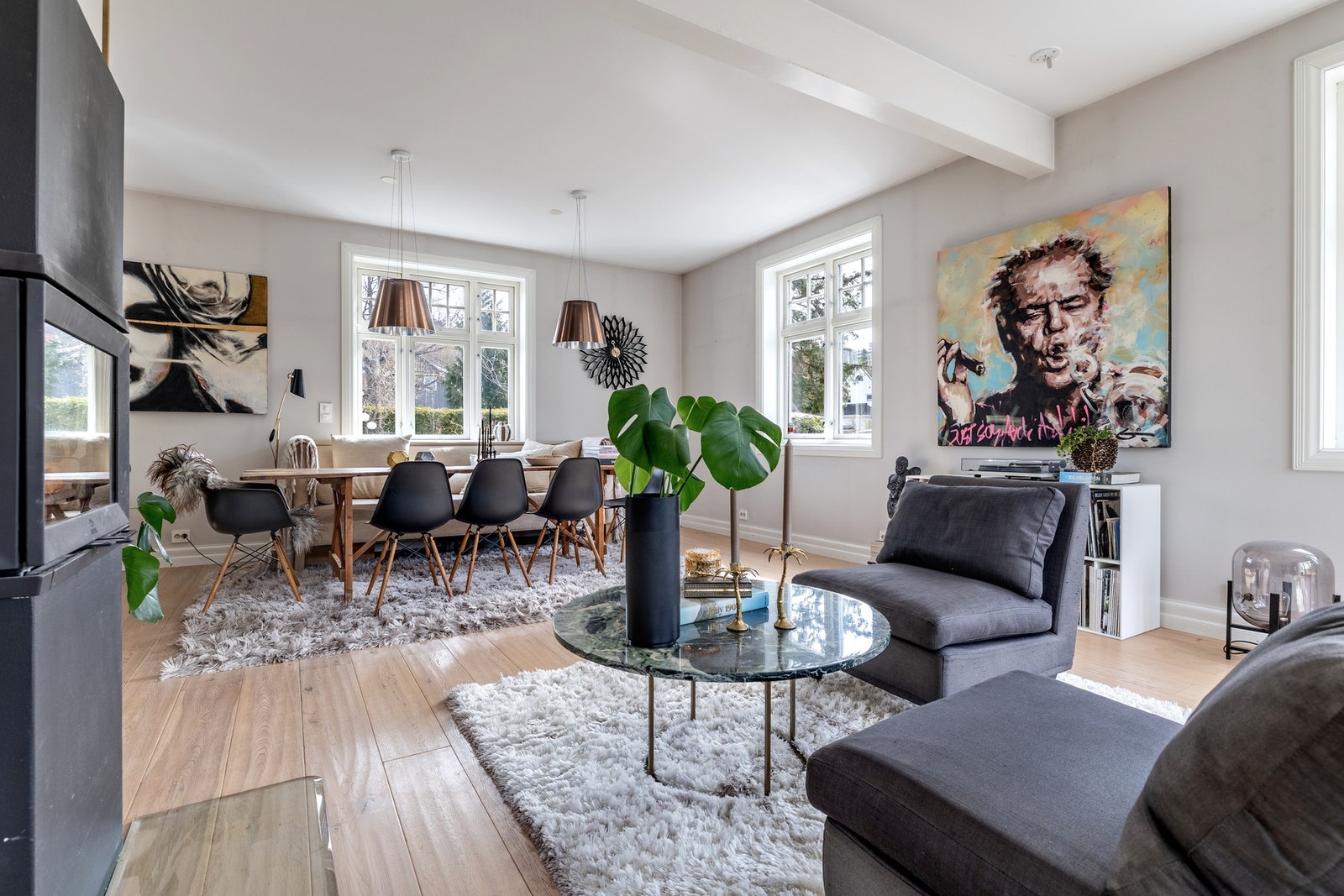 Stuen og spisestuen er et stort og luftig oppholdsrom med god plass til både sofalounge, TV-anlegg og spisegruppe. Galleribilde