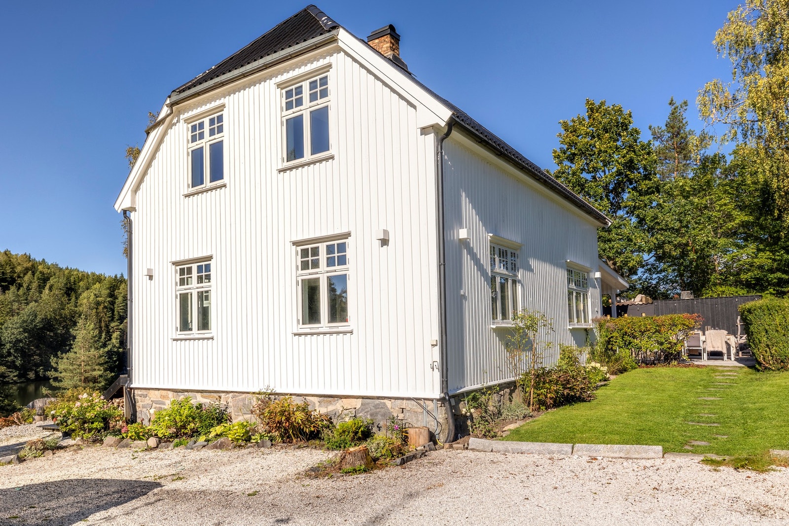 Innbydende og klassisk enebolig bygget i 1919. Boligen ble omfattende oppgradert i 2015 og byr på et stilrent design, moderne fargevalg og en familievennlig planløsning. Galleribilde