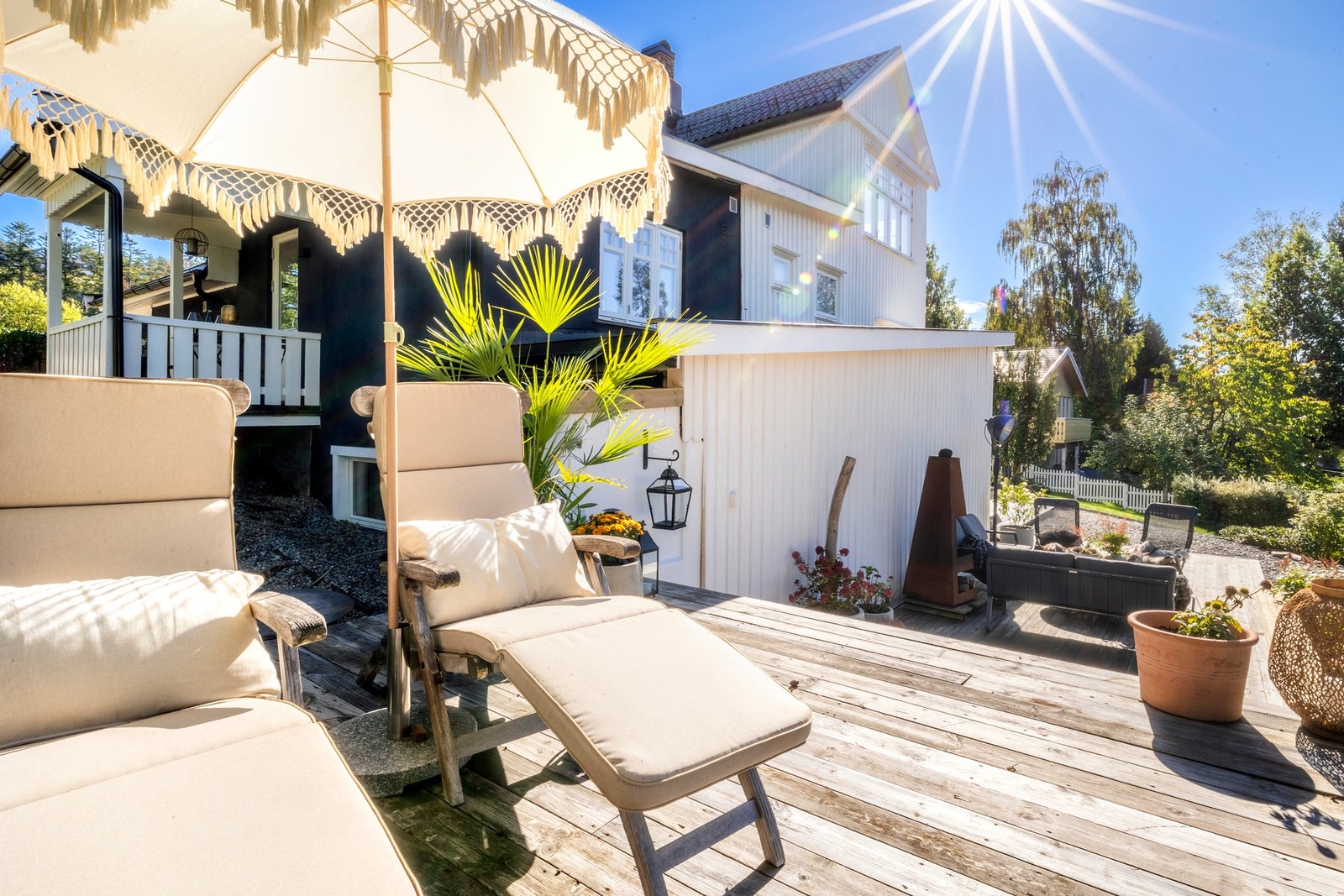 Det er etablert en terrasse på ca. 33 kvm ved inngangspartiet og to terrasseplattinger i hagen på ca. 10 kvm og ca. 15 kvm. Galleribilde