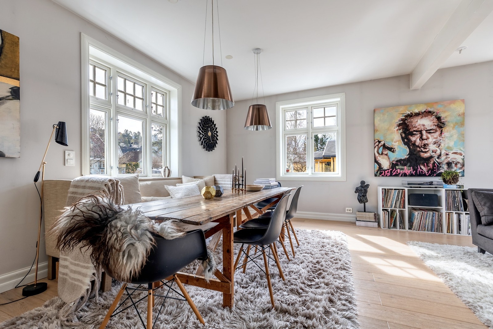 Stuen og spisestuen er et stort og luftig oppholdsrom. Galleribilde