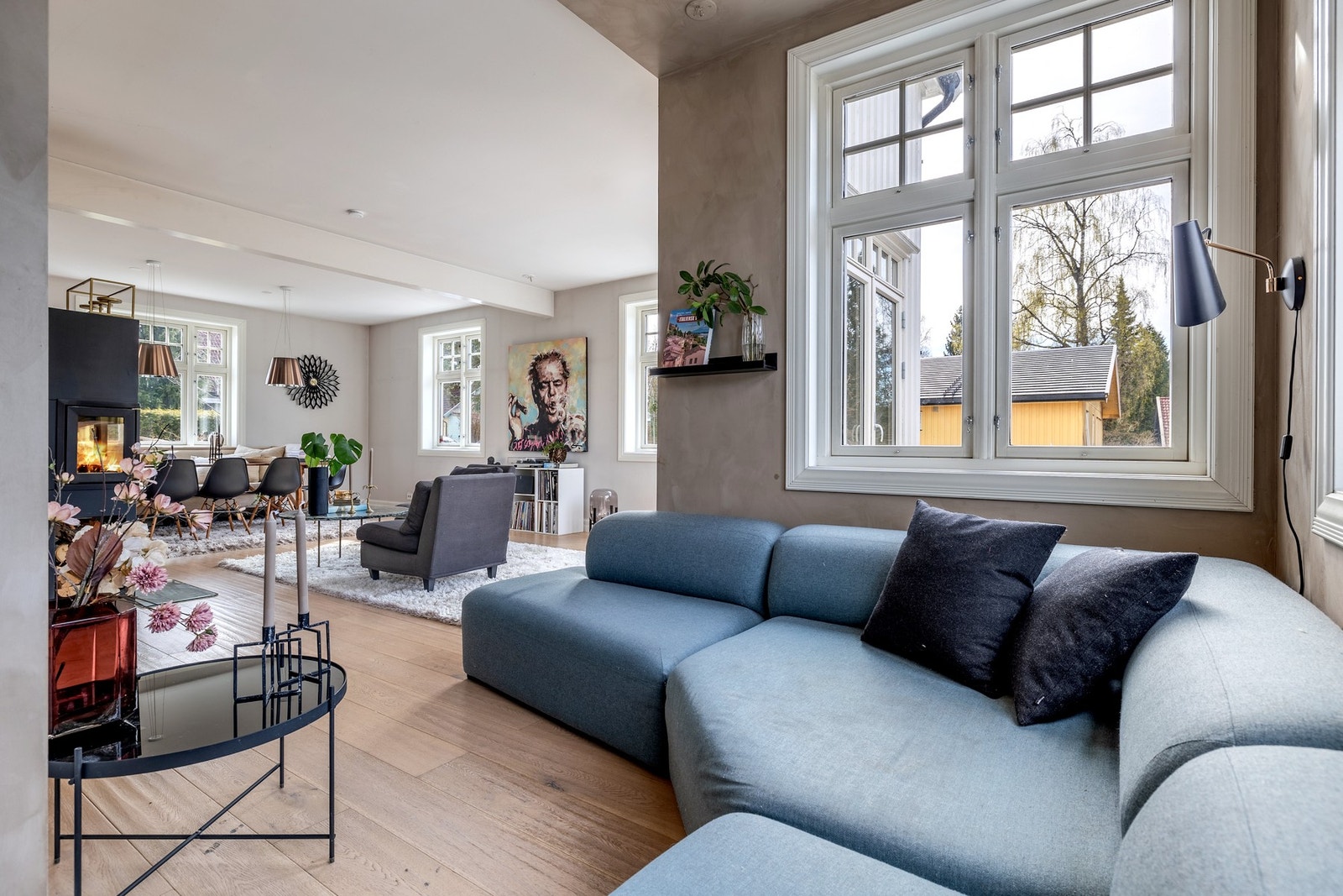 Stuen og spisestuen er et stort og luftig oppholdsrom med god plass til både sofalounge, TV-anlegg og spisegruppe. Galleribilde
