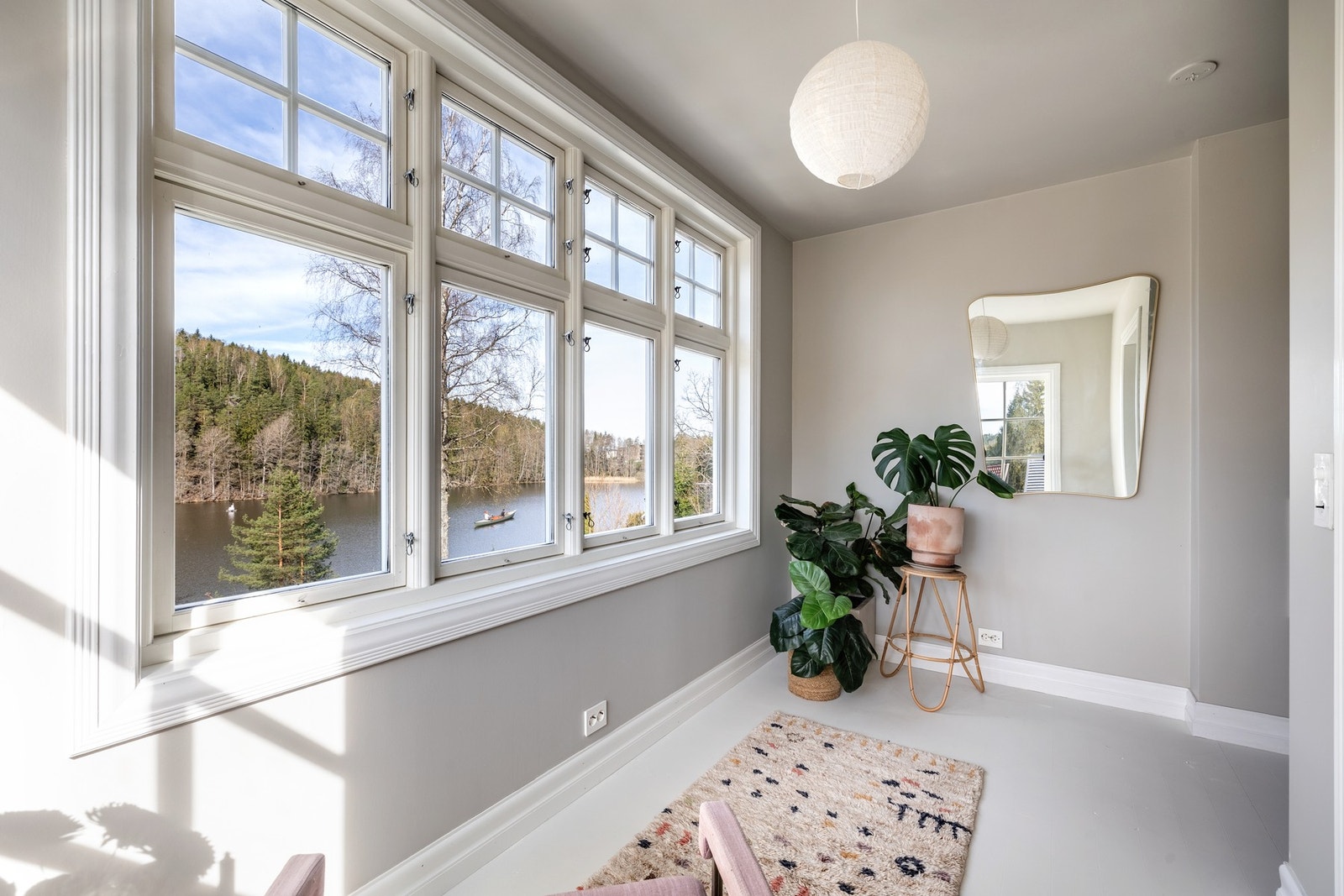 Ett av soverommene har utbygget garderobe med store vindusflater med utsikt over Kolbotnvannet. Galleribilde