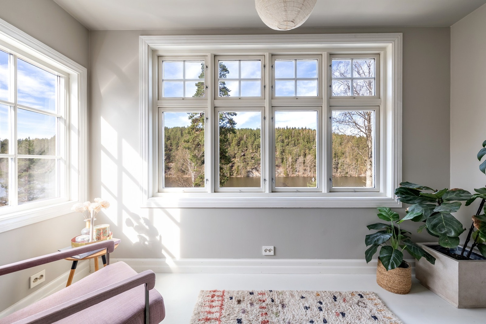 Ett av soverommene har utbygget garderobe med store vindusflater med utsikt over Kolbotnvannet. Galleribilde