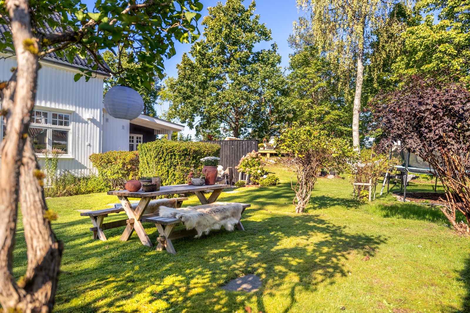 Uteområde er svært innbydende og gjennomført med en stor og nydelig hage, samt flere terrasseplattinger. Den store hagen rammes inn av flotte trær og grønne omgivelser som gir både privatliv og en lun atmosfære. Galleribilde
