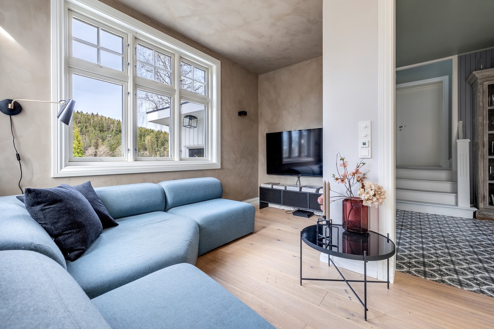 Fra stuen kan du nyte utsikten over uteområdene og følge livet på Kolbotnvannet. Galleribilde