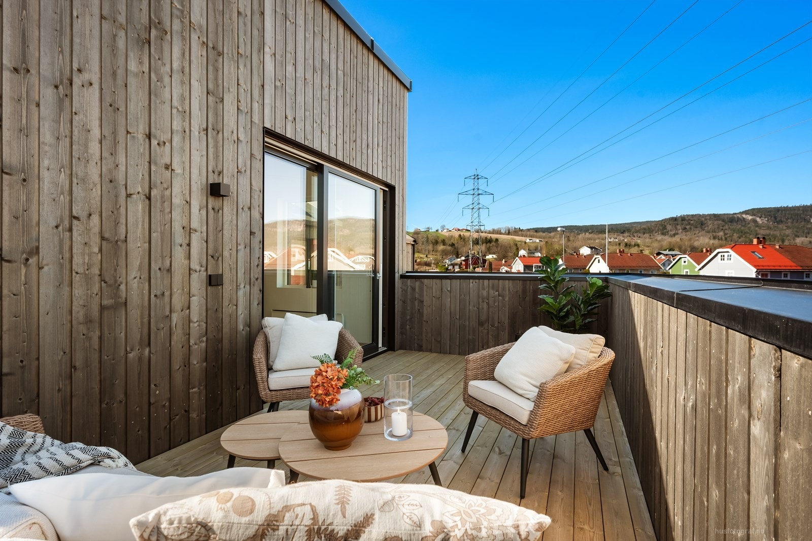 Romslig terrasse med utgang fra stue. Galleribilde