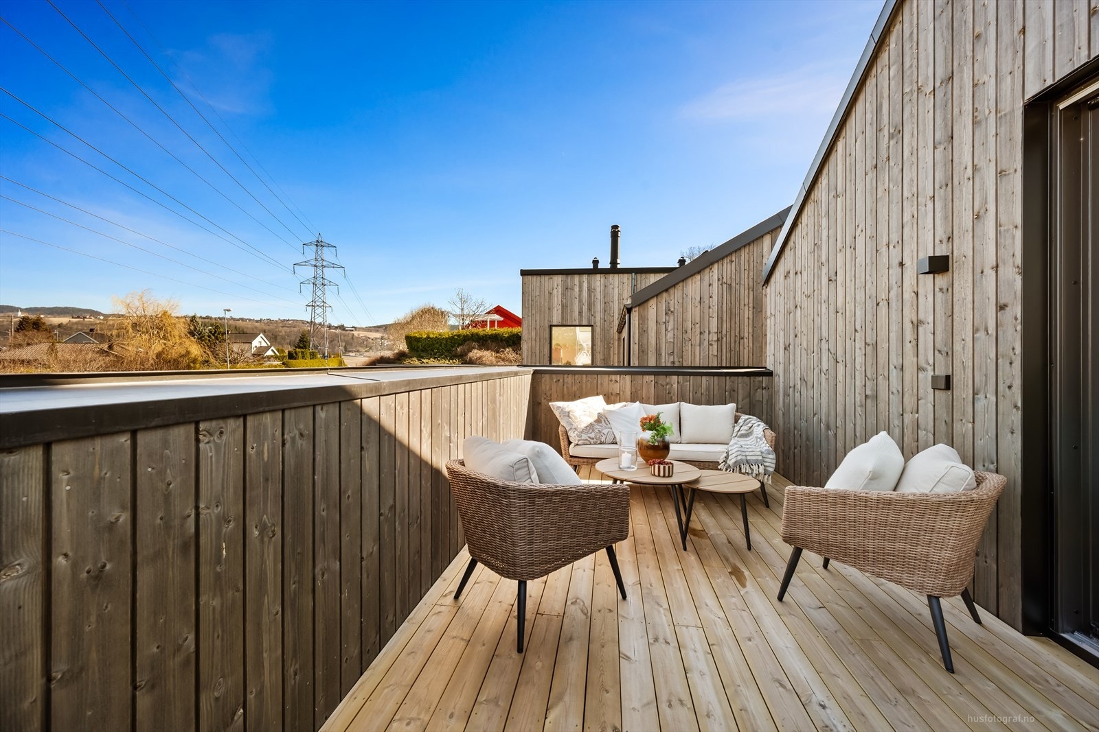 Hyggelig og skjermet terrasse med plass til sittegruppe. Galleribilde