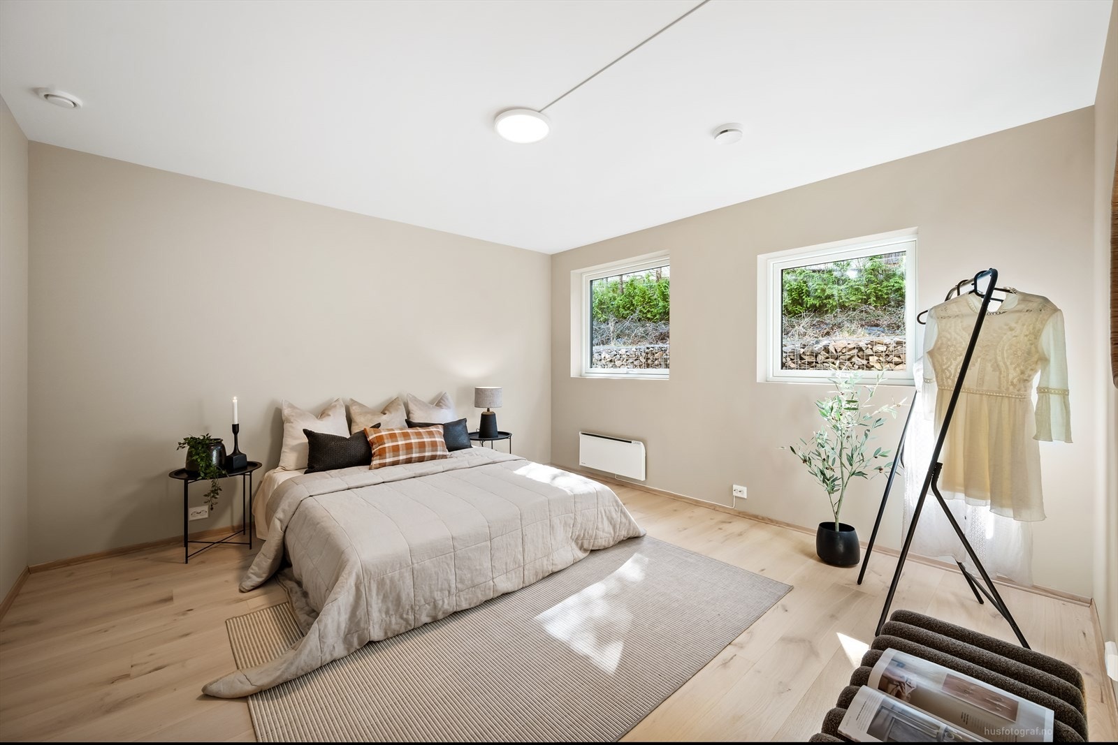 Romslig og lyst hovedsoverom malt i en behagelig beige tone. Galleribilde