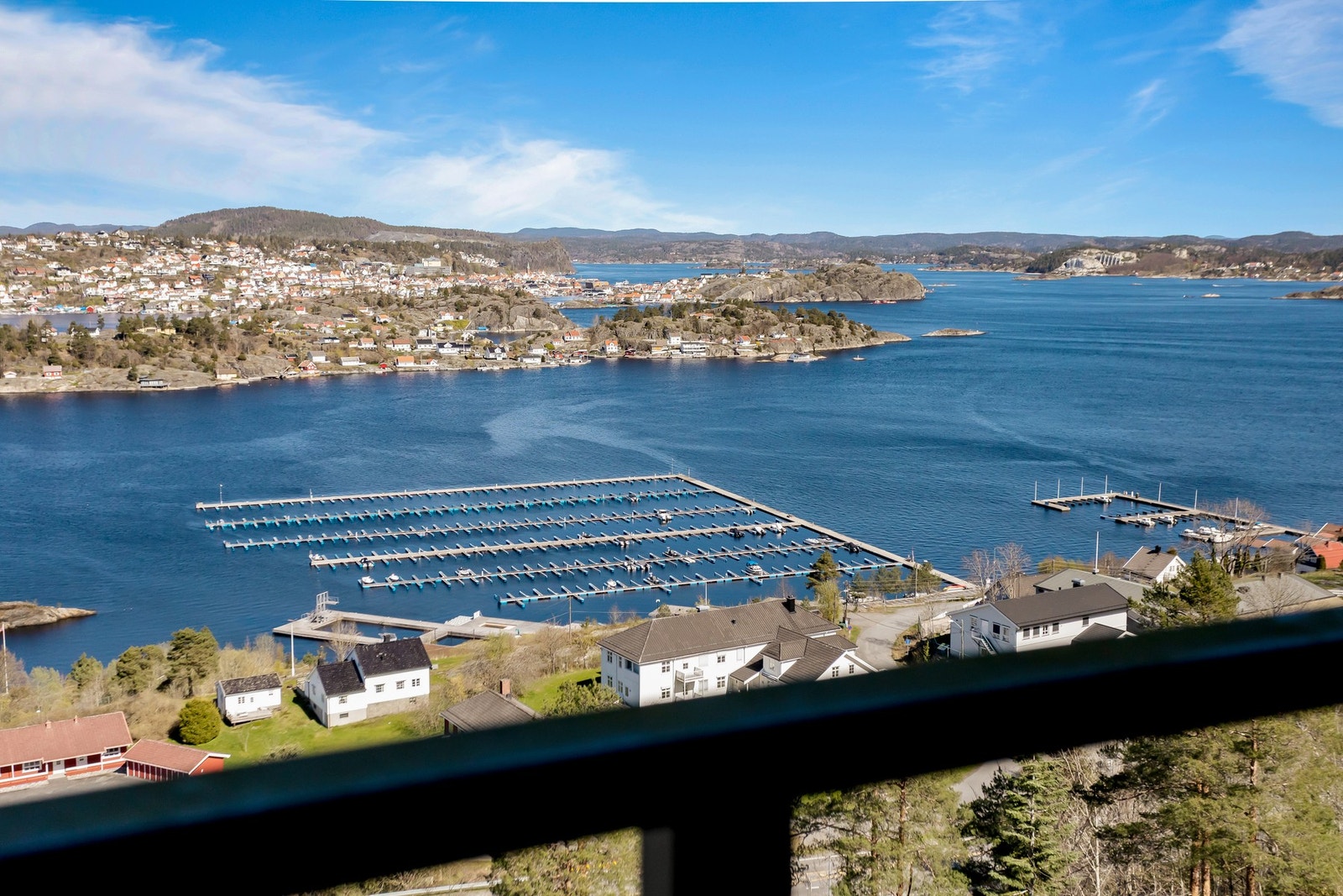 Leiligheten ligger attraktivt til på lamellen og byr på en imponerende utsikt over skjærgården og Kragerø sentrum. Galleribilde