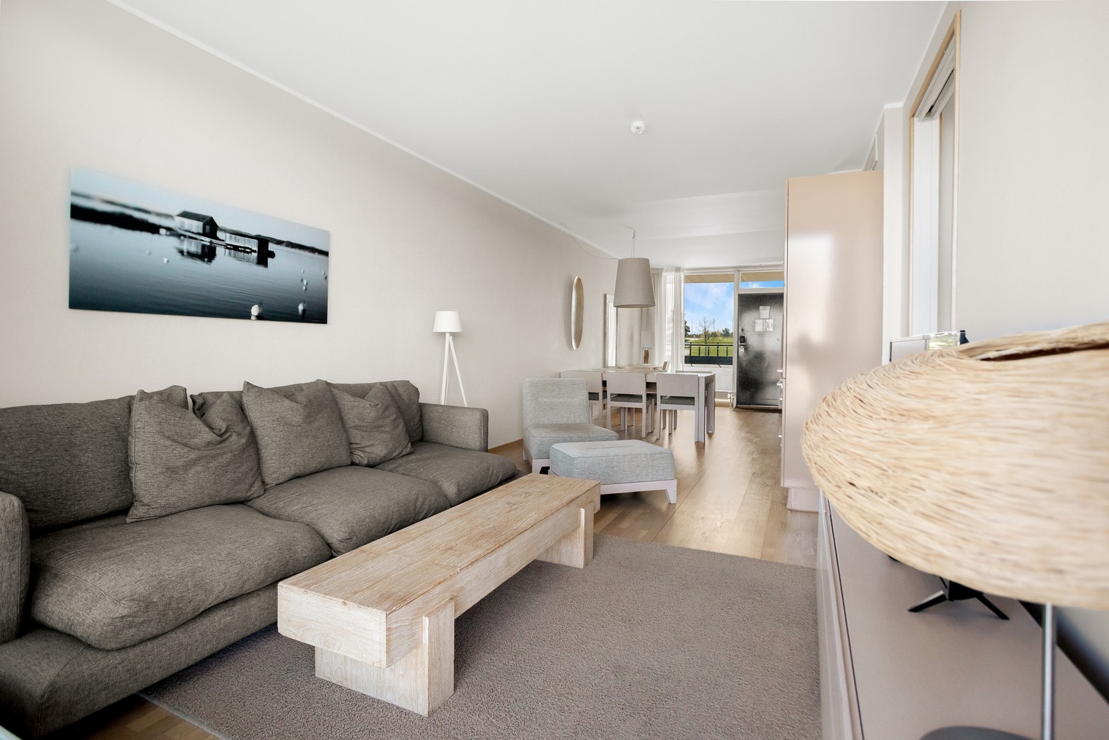 Det er parkett på gulvene og lyse, delikate overflater på veggene. Galleribilde