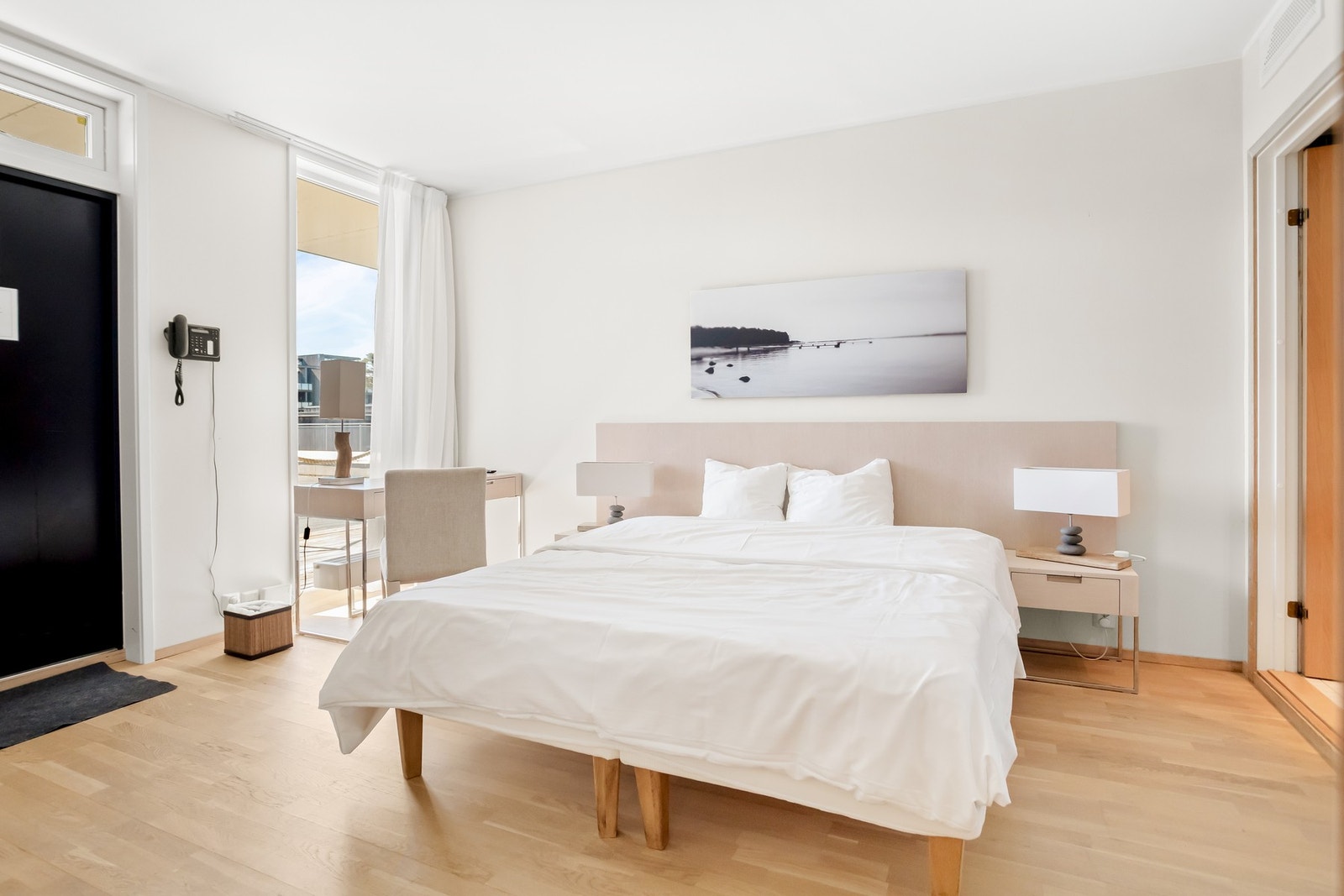 Det andre soverommet har egen inngang samt privat bad, noe som gjør det godt egnet for separat utleie, eksempelvis som hybeldel eller hotellrom . Galleribilde