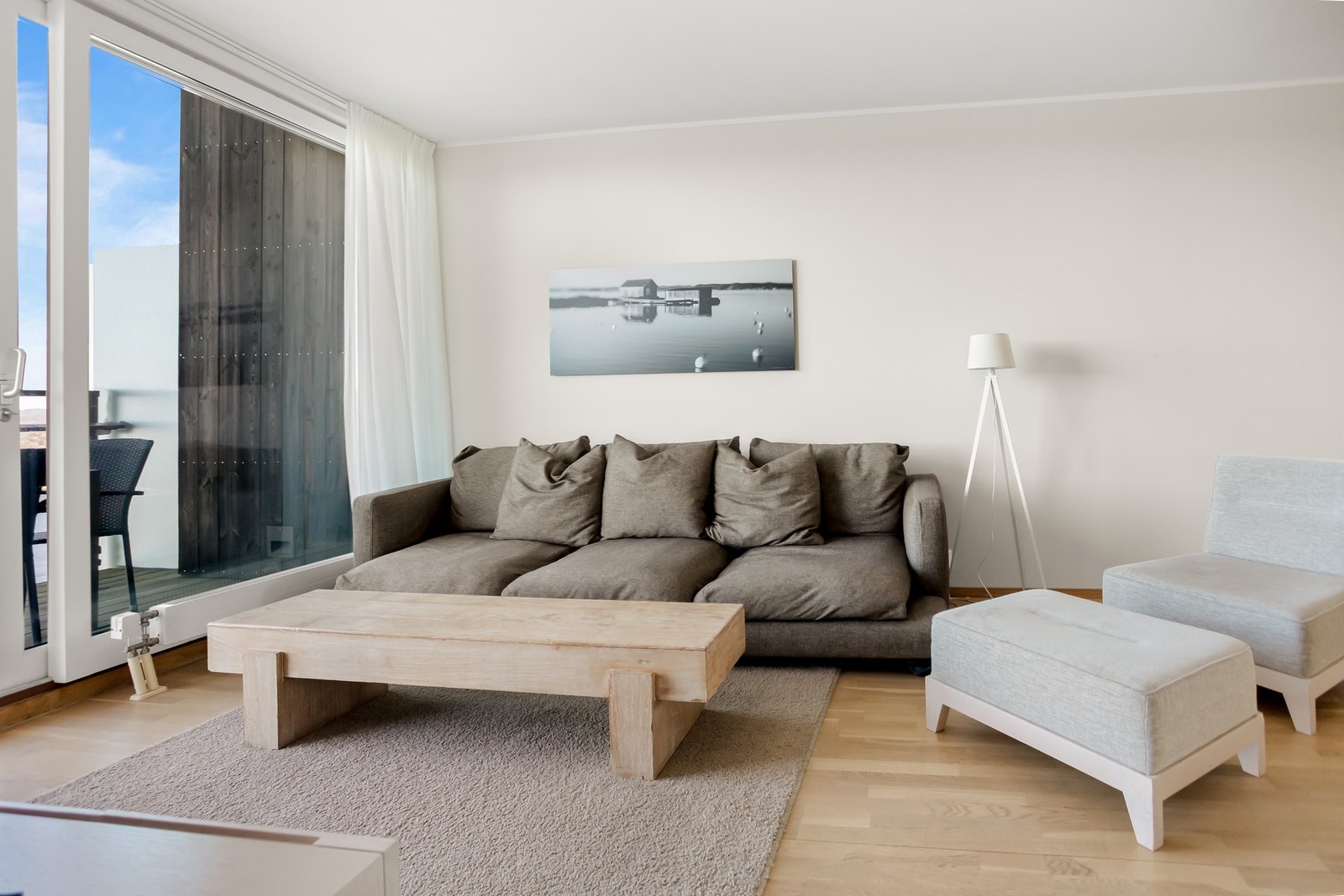 I overgangssonen mellom kjøkken og stue er det plassert et romslig spisebord, og stuen er innredet med sofa og TV-løsning. Galleribilde