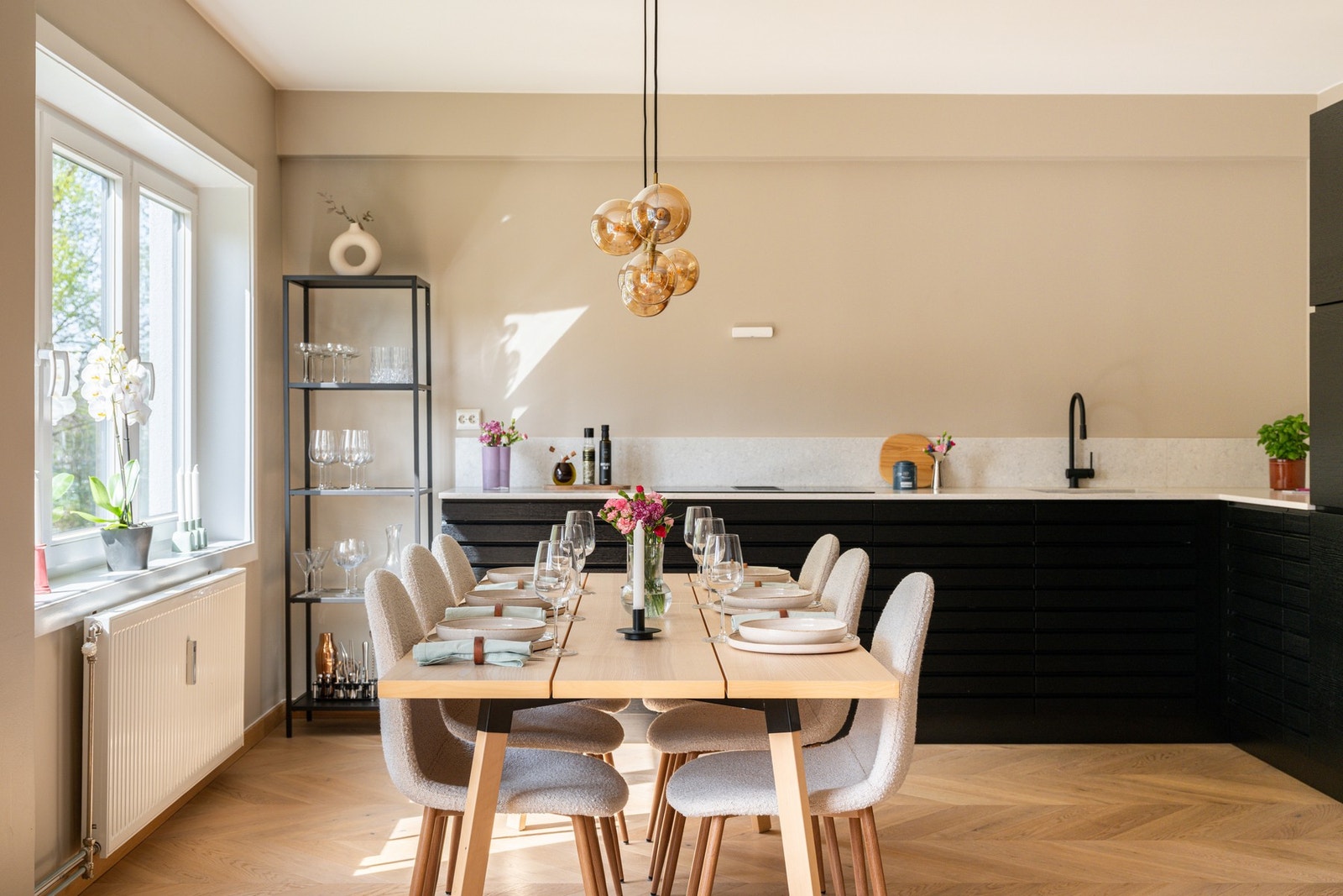 Lekker kjøkkeninnredning fra Kvik i sort eik. Benkeplate i komposittsten "Fusion White". Galleribilde