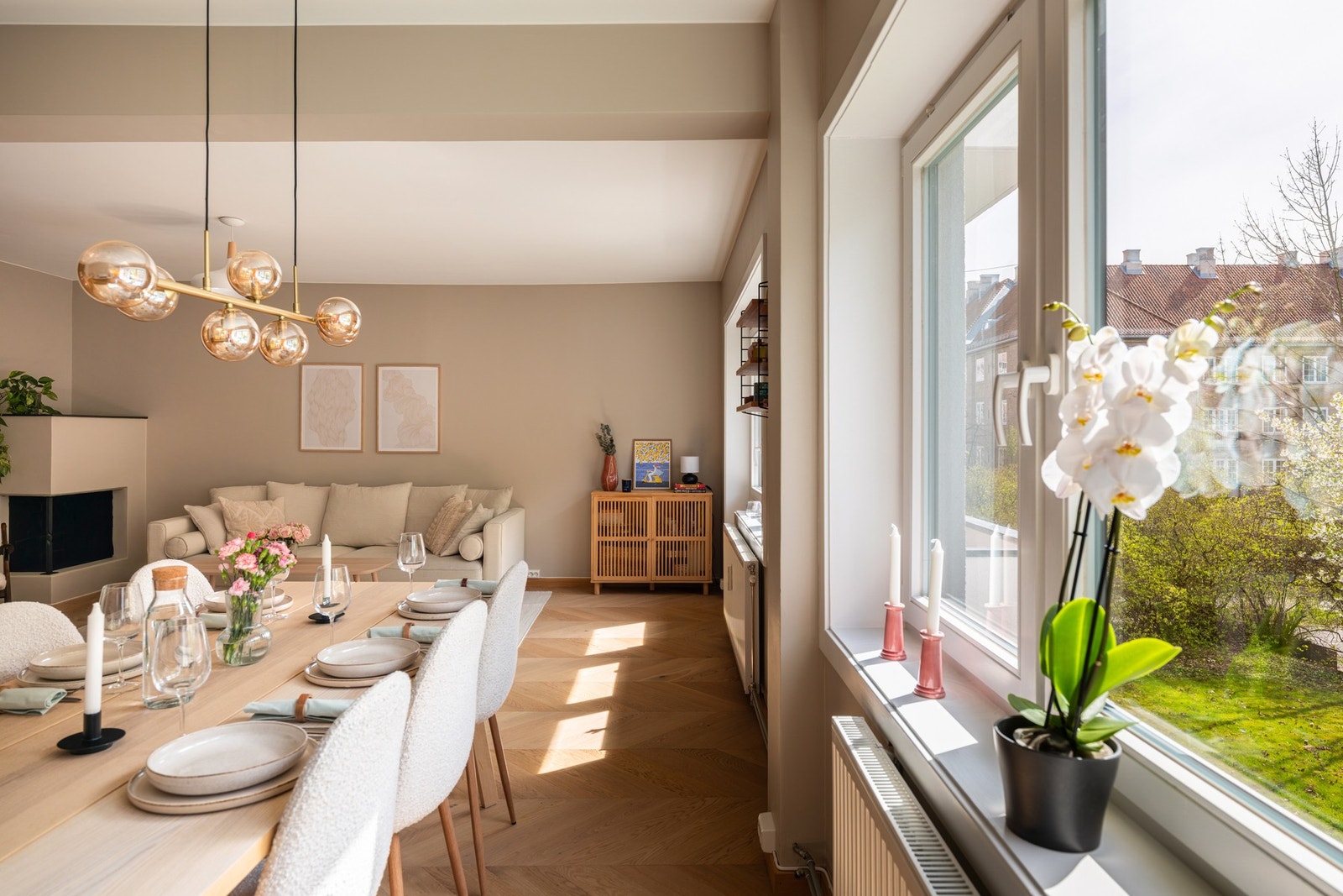 Nyere radiatorer. Oppvarming, varmtvann og TV/internett er inkludert i felleskostnadene. Sameiet har avtale med Telenor om levering av TV- og internett (Frihet M). Galleribilde