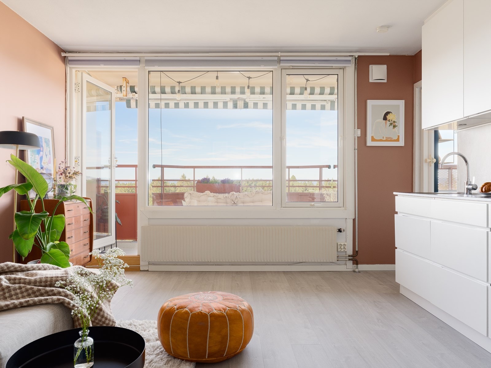 Store vindusflater med isolerglass fra 2022 slipper inn rikelig med lys. Balkongdøren er fra 2015. Galleribilde