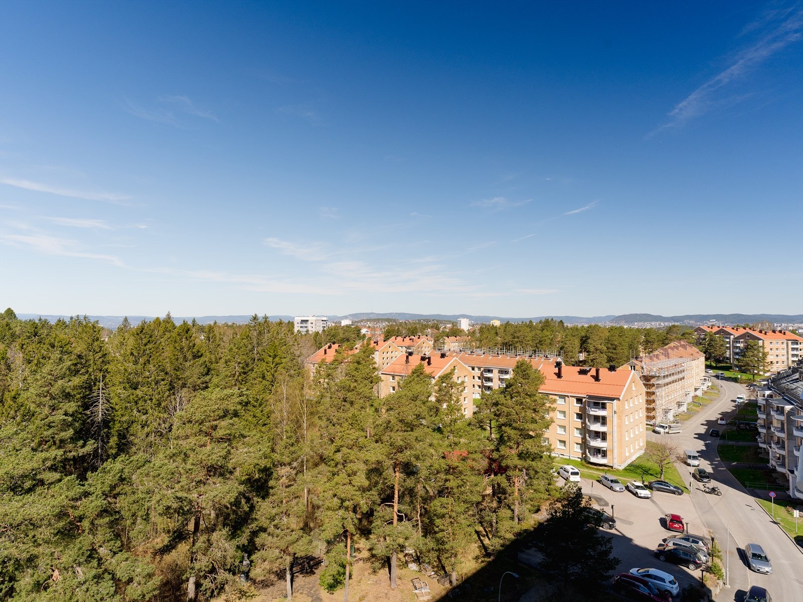 Leiligheten ligger i et etablert og rolig boligområde på Lambertseter. Galleribilde