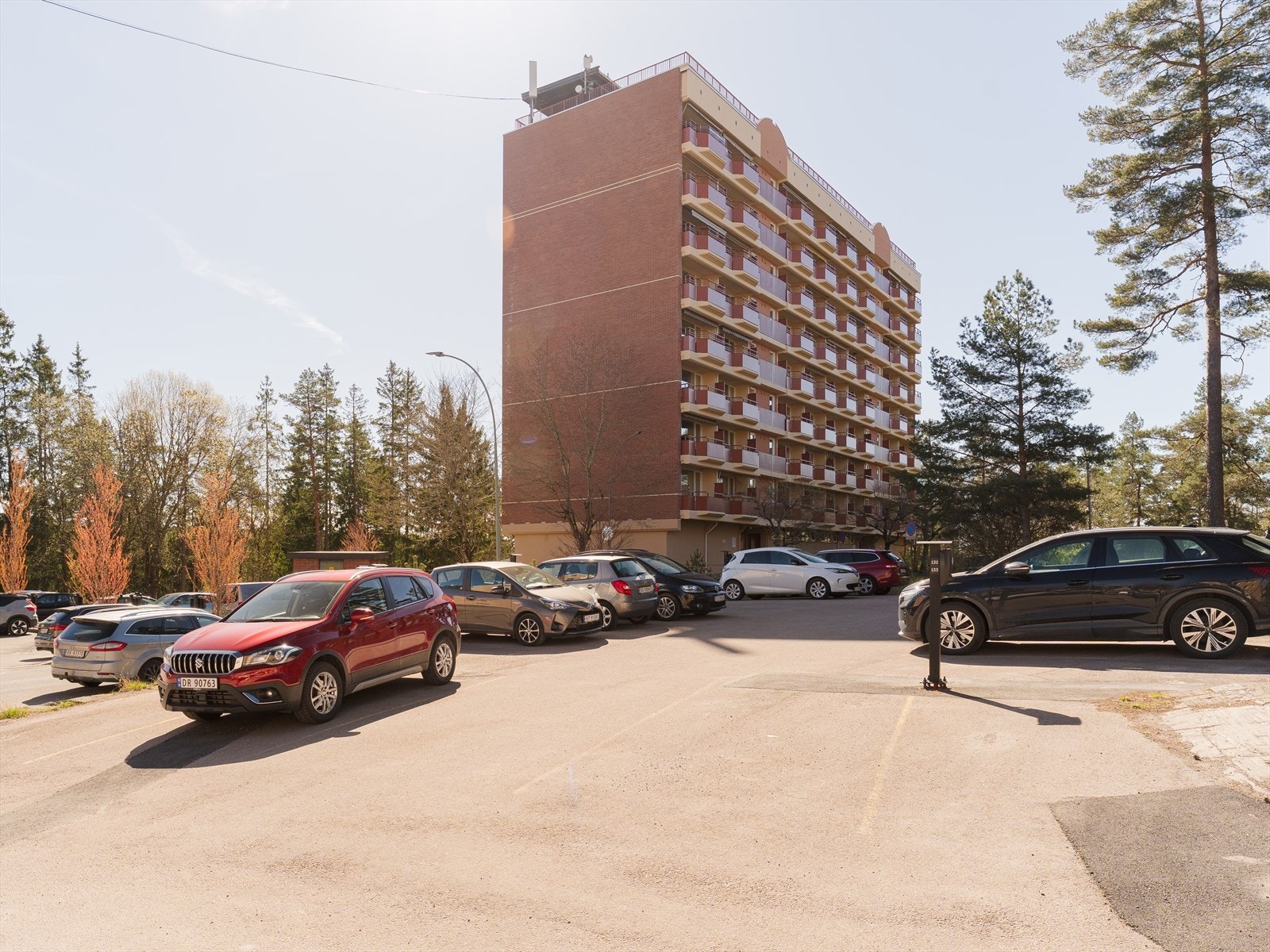Leiligheten disponerer to eksterne boder i 1. etasje, hver på ca. 1,2 m² samt fellesvaskeri. Galleribilde