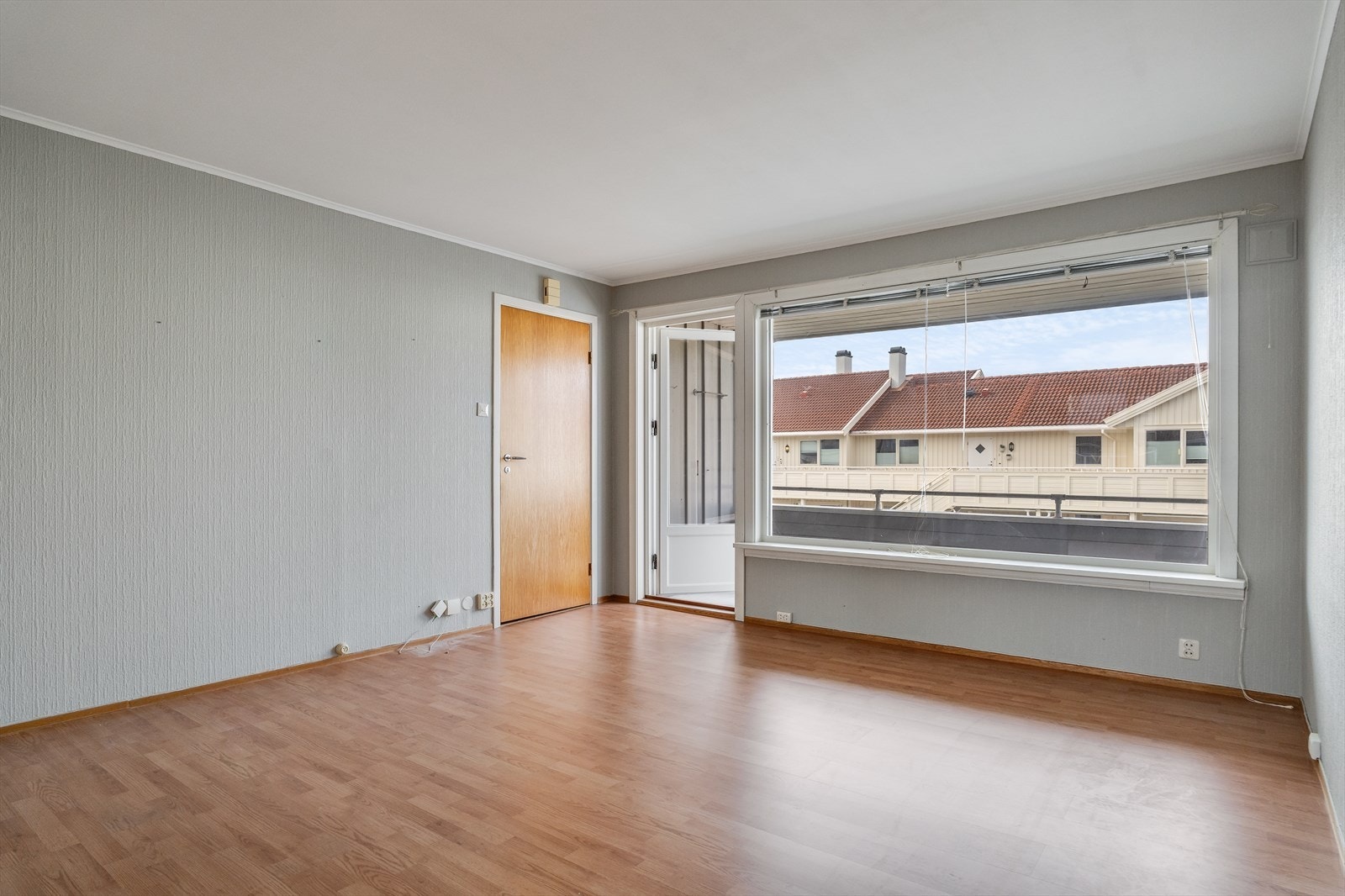 Koselig og lys stue med god plass til sittegruppe. Fra stuen er det utgang til vestvendt altan. Galleribilde