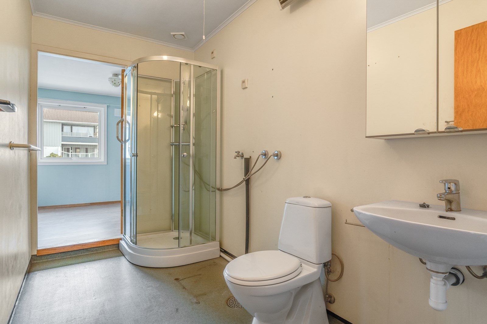 Stort og godt bad med baderomsseksjon, wc, dusjkabinett og opplegg for vaskemaskin. Galleribilde