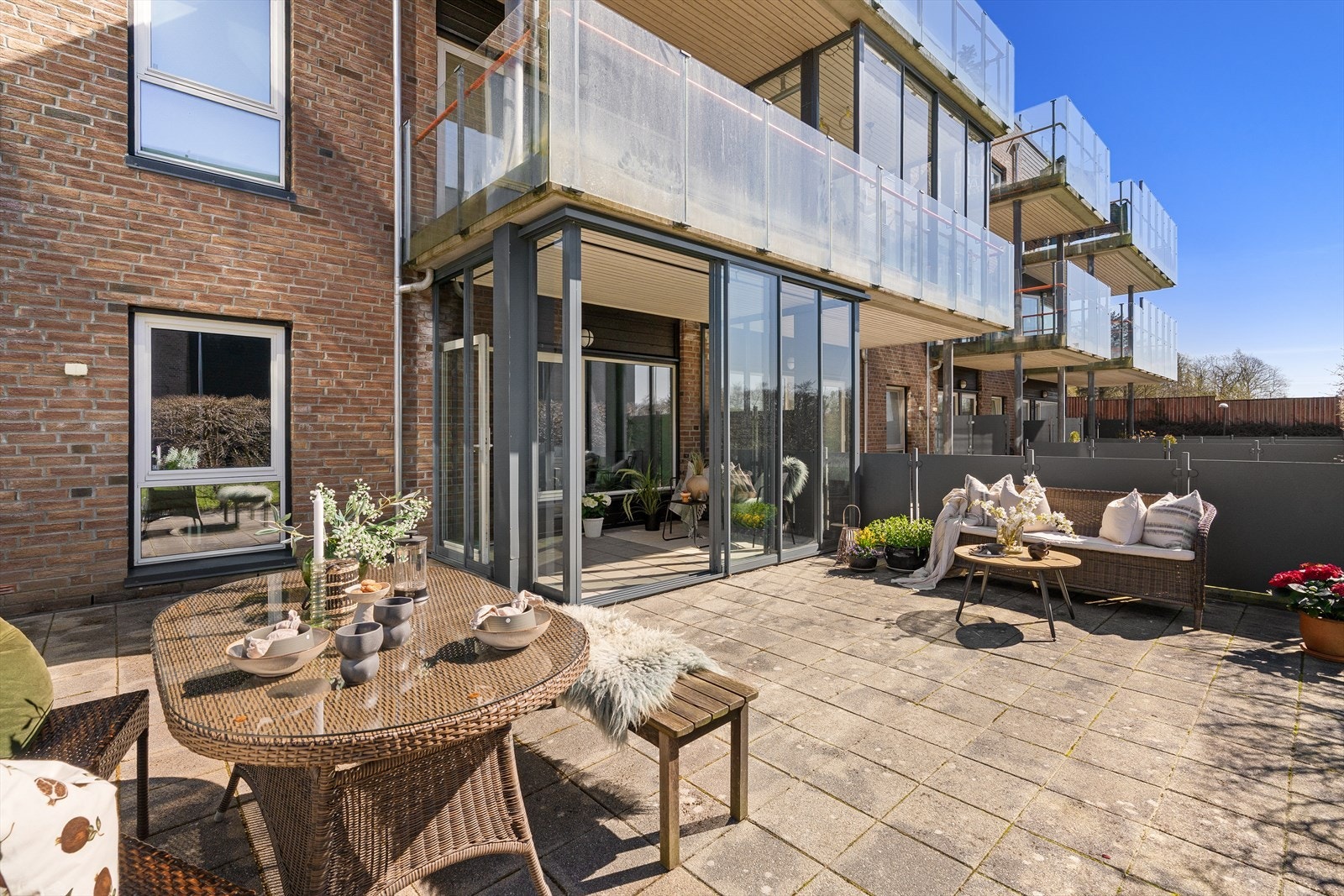 Leiligheten er beriket med en innglasset balkong på 10 m², oppført i 2023. Denne kan åpnes helt opp mot den private terrassen. Galleribilde