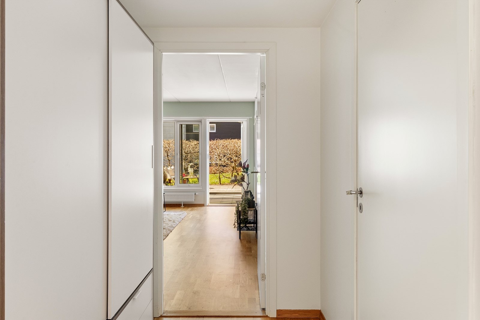 Entréen har plass til garderobeløsning og gir tilgang til alle rom i leiligheten. Galleribilde