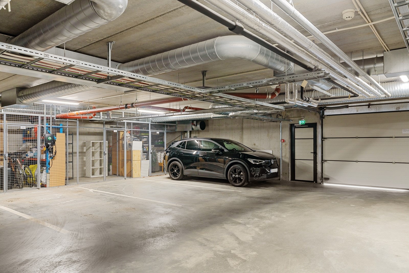 I byggets underetasje medfølger en fast parkeringsplass og en romslig sportsbod på 5 m². Heis tar deg enkelt opp til leilighetens etasje. Galleribilde