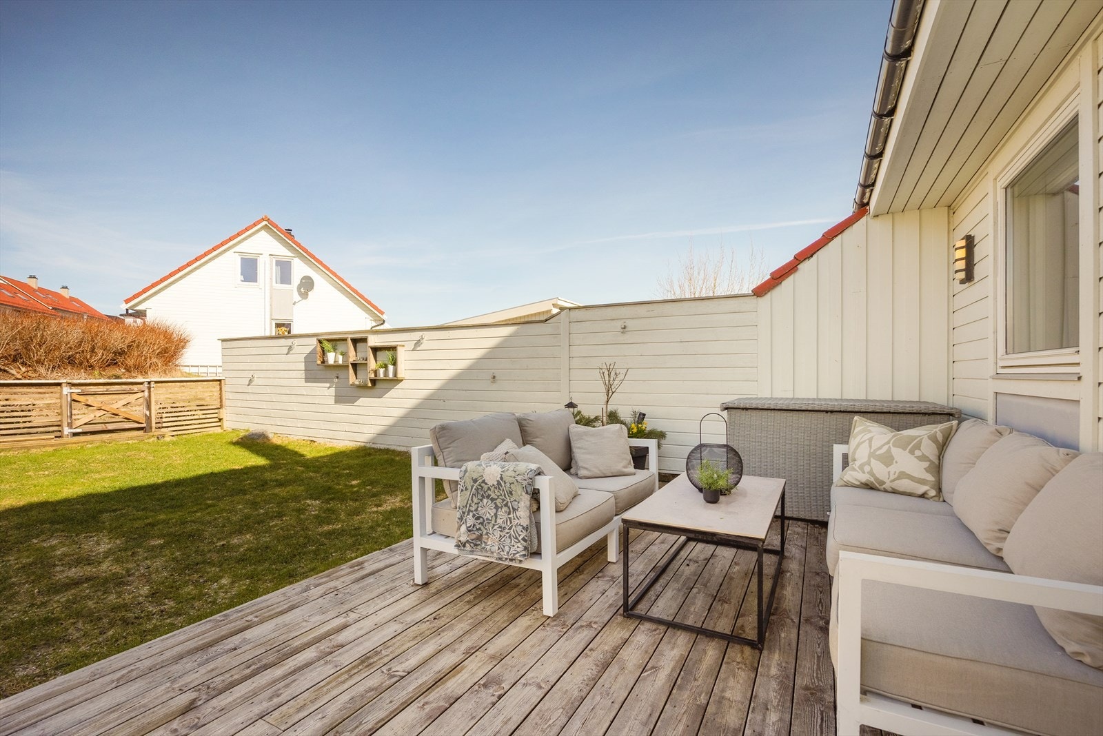 Terrassen måler hele 55 m² og er en herlig forlengelse av boligen. Galleribilde